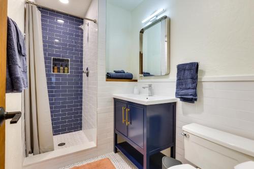 ein Badezimmer mit Waschbecken, Toilette und Spiegel in der Unterkunft Fraser Condo Rental with Balcony, Mountain Views! in Fraser