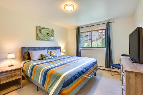 ein Schlafzimmer mit einem Bett und einem Flachbildfernseher in der Unterkunft Fraser Condo Rental with Balcony, Mountain Views! in Fraser