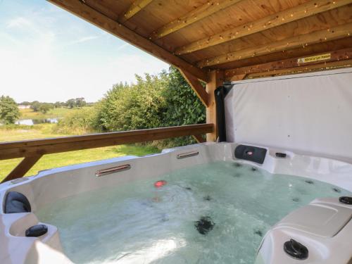 a jacuzzi tub in the back at Rowan in Swadlincote