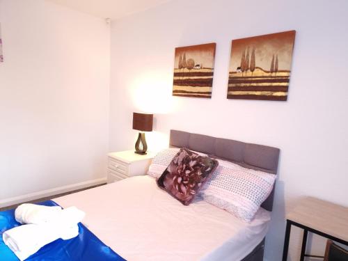 Letto o letti in una camera di Chimes-Company & Family Stay, 2 Bedroom House + Free parking
