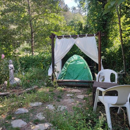 Photo de la galerie de l'établissement Tente dans gazébo thaï dans jardin en bord de rivière, à Saint-André-de-Valborgne