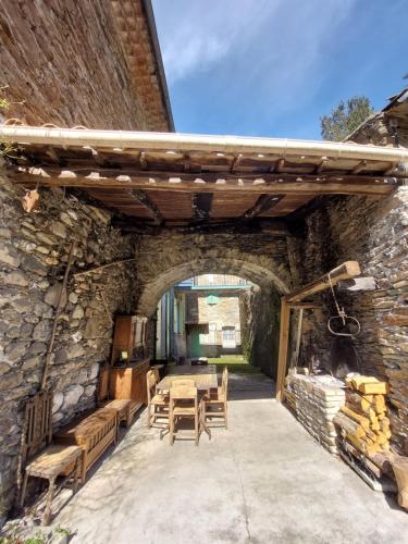 Photo de la galerie de l'établissement Tente dans gazébo thaï dans jardin en bord de rivière, à Saint-André-de-Valborgne