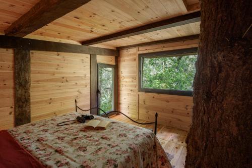 - une chambre avec un lit dans une cabane en rondins dans l'établissement Be&See in River, à Ovar