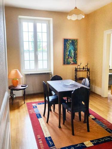 une salle à manger avec une table et des chaises dans l'établissement Charmant T3 proche du centre-ville, à Colmar