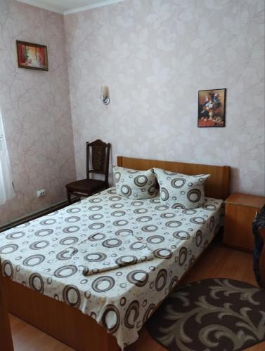 RomnyにあるГотель Стефаніяのベッドルーム1室(白い掛け布団付きのベッド1台付)