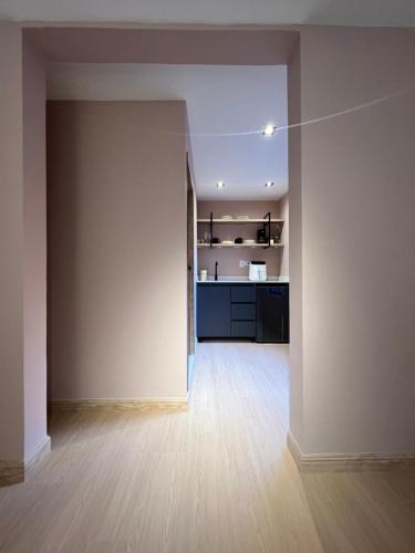 una habitación vacía con una cocina y una pared vacía en Loft Nut con Estilo - Excelente Ubicación, en Sabaneta