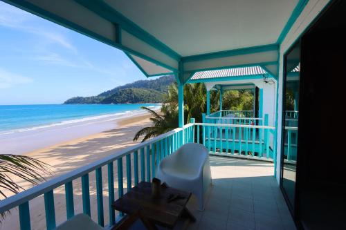 uma varanda com vista para a praia em Pondok Beach Shack em Ilha Tioman