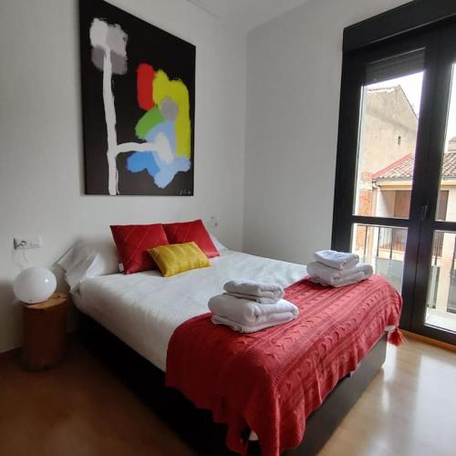 a bedroom with a bed with towels on it at Apartamento Moderno en el Centro Navarrete in Navarrete