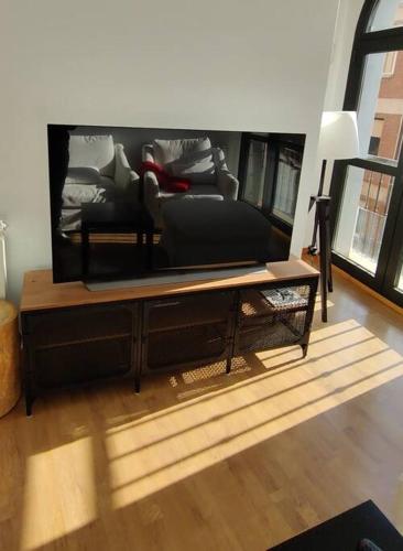 a living room with a large flat screen tv at Apartamento Moderno en el Centro Navarrete in Navarrete