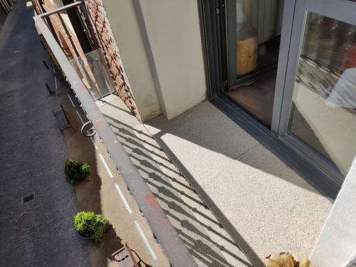 a door of a building with two potted plants on the sidewalk at Apartamento Moderno en el Centro Navarrete in Navarrete
