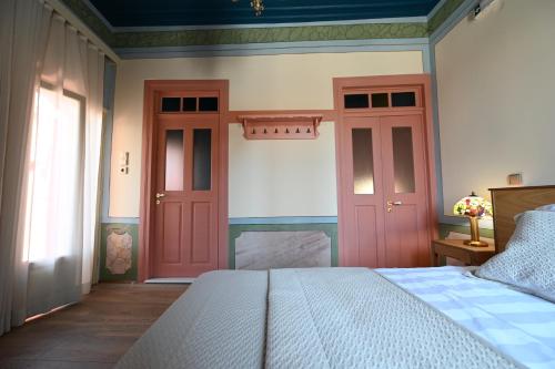 Кровать или кровати в номере PhiloXenia Traditional Apartments