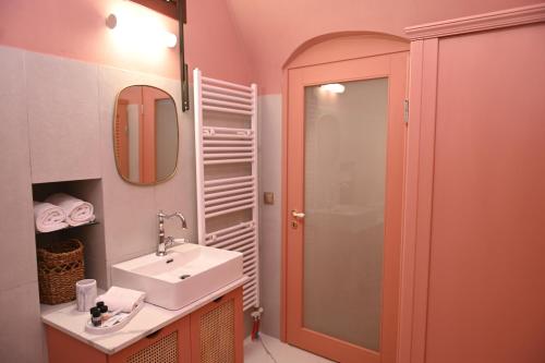 Ванная комната в PhiloXenia Traditional Apartments
