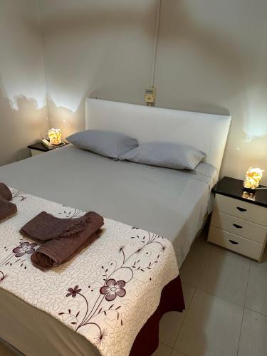 een slaapkamer met een bed met een witte sprei met bloemen erop bij sea View Nautilus free wi-fi Sal Rei in Sal Rei