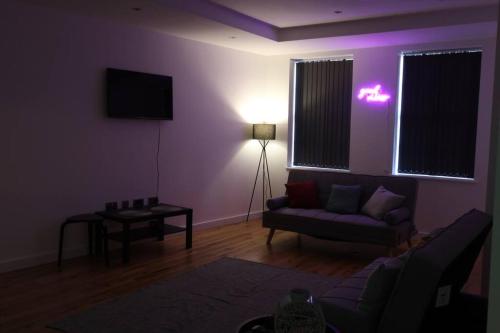 Televisyen dan/atau pusat hiburan di Modern house in Birmingham