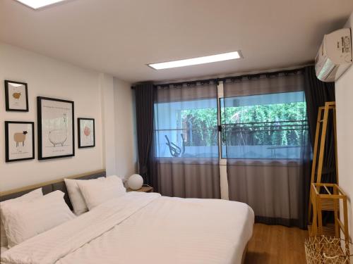 Postel nebo postele na pokoji v ubytování Nimman Home 4 bedrooms