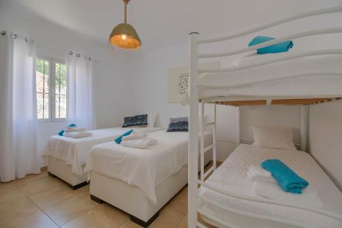 - une chambre avec 2 lits superposés et une fenêtre dans l'établissement Villa La Perla Calpe with Seaview & large pool, à Calp