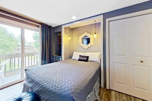 1 dormitorio con cama y ventana grande en Misty Harbor 118 en Gilford