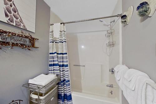 y baño con ducha y cortina de ducha. en Misty Harbor 118, en Gilford