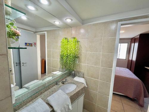 La salle de bains est pourvue d'un lavabo et d'un miroir. dans l'établissement Hotel na Beira Mar de Fortaleza, à Fortaleza