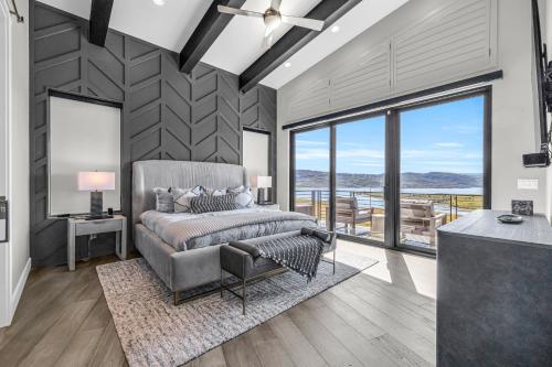 een slaapkamer met een bed en een groot raam bij Skyridge Retreat in Heber City