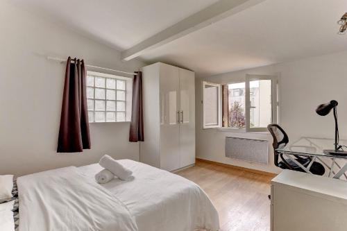 um quarto com uma cama com um urso de peluche em Le Manet- Montigny em Montigny-le-Bretonneux