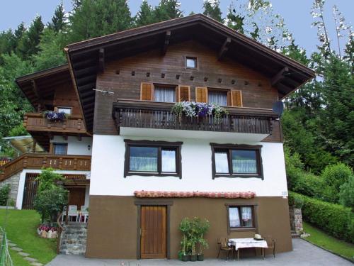 una casa con un balcón con flores. en Modern Holiday Home in F gen near Ski Area en Fügen