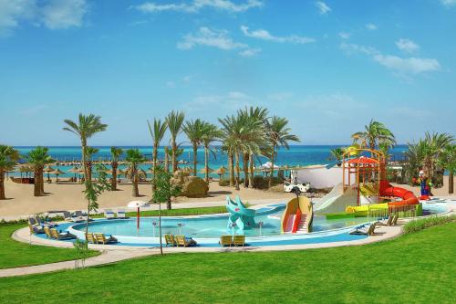 um parque aquático com um escorrega e um parque infantil em Hilton Hurghada Plaza Hotel em Hurghada