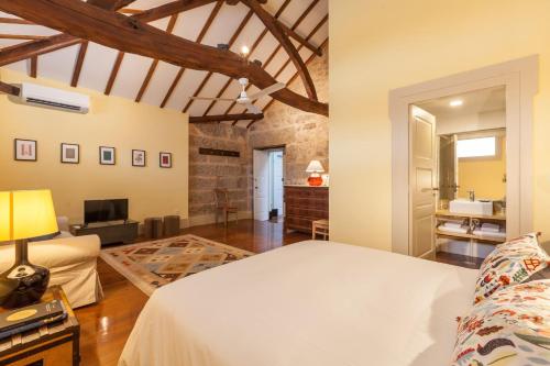ein Schlafzimmer mit einem Bett und ein Wohnzimmer in der Unterkunft Casa Grande - Minho's Guest in Braga