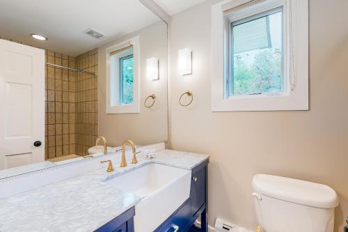 La salle de bains est pourvue d'un lavabo, de toilettes et d'un miroir. dans l'établissement Skihaven East Glade A1, à Killington