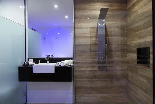 uma casa de banho com um lavatório e um chuveiro em Palacio do Rei Hotel no Rio de Janeiro