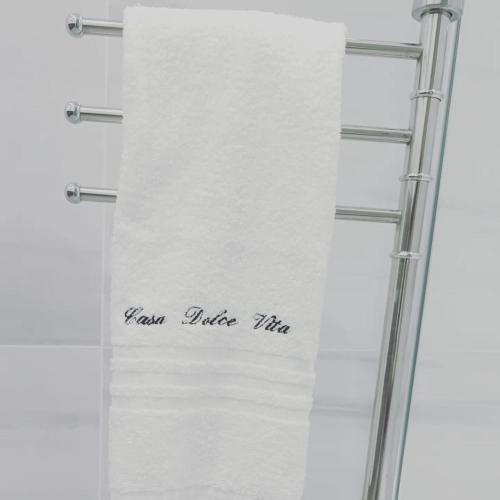 un rideau de douche avec les mots merci pour cela dans l'établissement Casa Dolce Vita Menton, à Menton