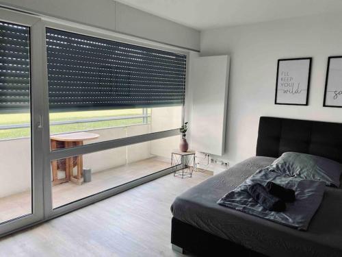 Una cama o camas en una habitación de Flat - WiFi + SmartTV + Balcony