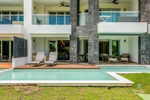 une maison avec une piscine en face de celle-ci dans l'établissement NEW Condos with Private pool plus Restaurants and Gym, à Playa del Carmen