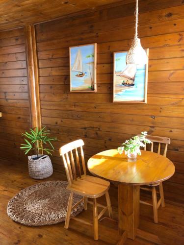 a wooden room with a wooden table and chairs at Vilaria Tatajuba in Tatajuba