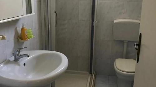 La salle de bains est pourvue d'un lavabo, d'une douche et de toilettes. dans l'établissement Villa Cecilia, à Oria