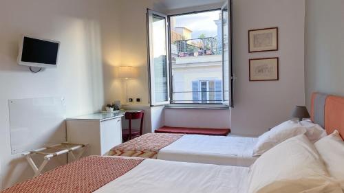 pokój hotelowy z 2 łóżkami i oknem w obiekcie NTB Roma w Rzymie