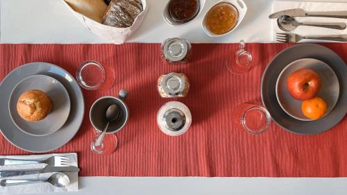 Oda ve kahvaltıda veya yakınında yiyecek