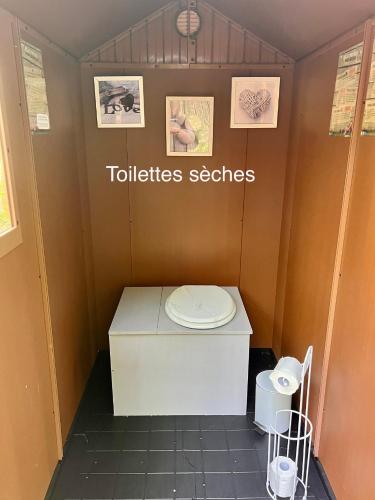 - une salle de bains pourvue de toilettes avec des lectures de mots dans l'établissement Cabane insolite avec escape game, à Saint-Évarzec