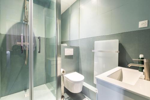 ein Bad mit einer Dusche, einem WC und einem Waschbecken in der Unterkunft Rome Batignolles - Luxe Charme - 2P in Paris