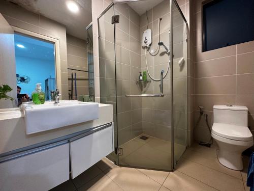 een badkamer met een douche, een wastafel en een toilet bij 2BR Apartment @ Icon City in Petaling Jaya