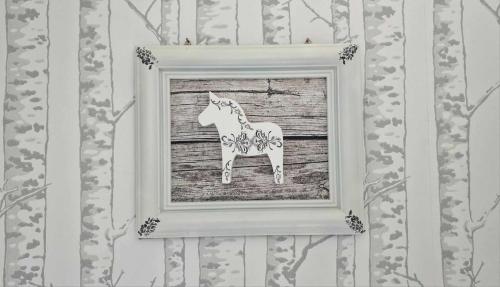 a picture of a horse in a picture frame at Berggården Vandrarhem in Gnarp