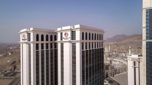 vistas a un edificio alto de una ciudad en Doubletree By Hilton Makkah Jabal Omar, en La Meca