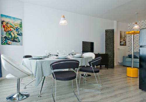 a white dining room with a table and chairs at Como per Voi in Como
