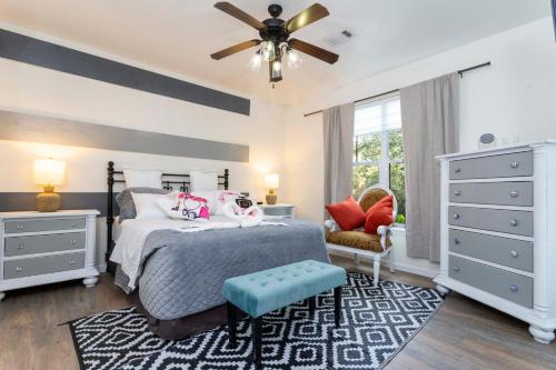 a bedroom with a bed and a ceiling fan at Great 2bd condo, Near disney! in Davenport
