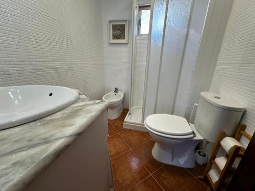 Baño blanco con aseo y lavamanos en AYAMONTE SUNSET, en Ayamonte