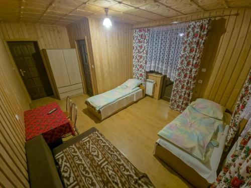 an overhead view of a room with two beds at uAntosi Małe Ciche in Murzasichle
