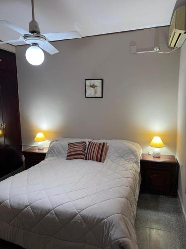 1 dormitorio con 1 cama con 2 mesitas de noche y 2 lámparas en Casa céntrica en Santiago del Estero