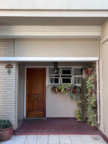 una entrada a una casa con puerta y plantas en Casa céntrica en Santiago del Estero