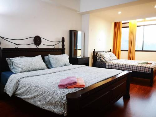 1 dormitorio con 2 camas y ventana en Fahrenheit Pavillion BY Celine Stay en Kuala Lumpur