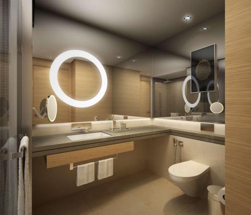 Bilik mandi di DoubleTree by Hilton Hotel Riyadh - Al Muroj Business Gate